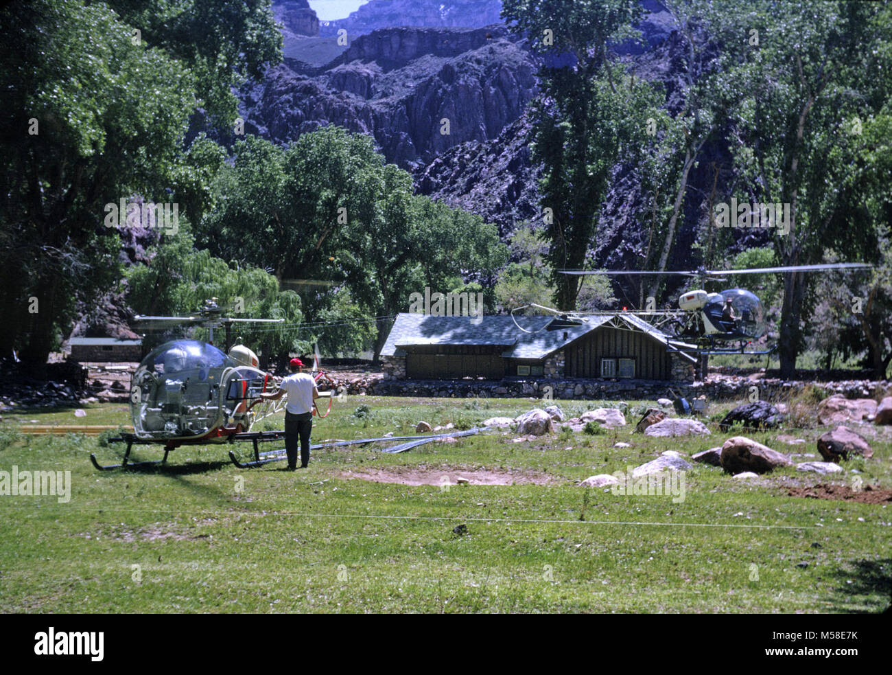 Trans canyon Pipeline (Historischen) Hubschrauber transportieren. Der Auftragnehmer Hubschrauber im Phantom Ranch, vor der Flut von 1966. NPS Stockfoto