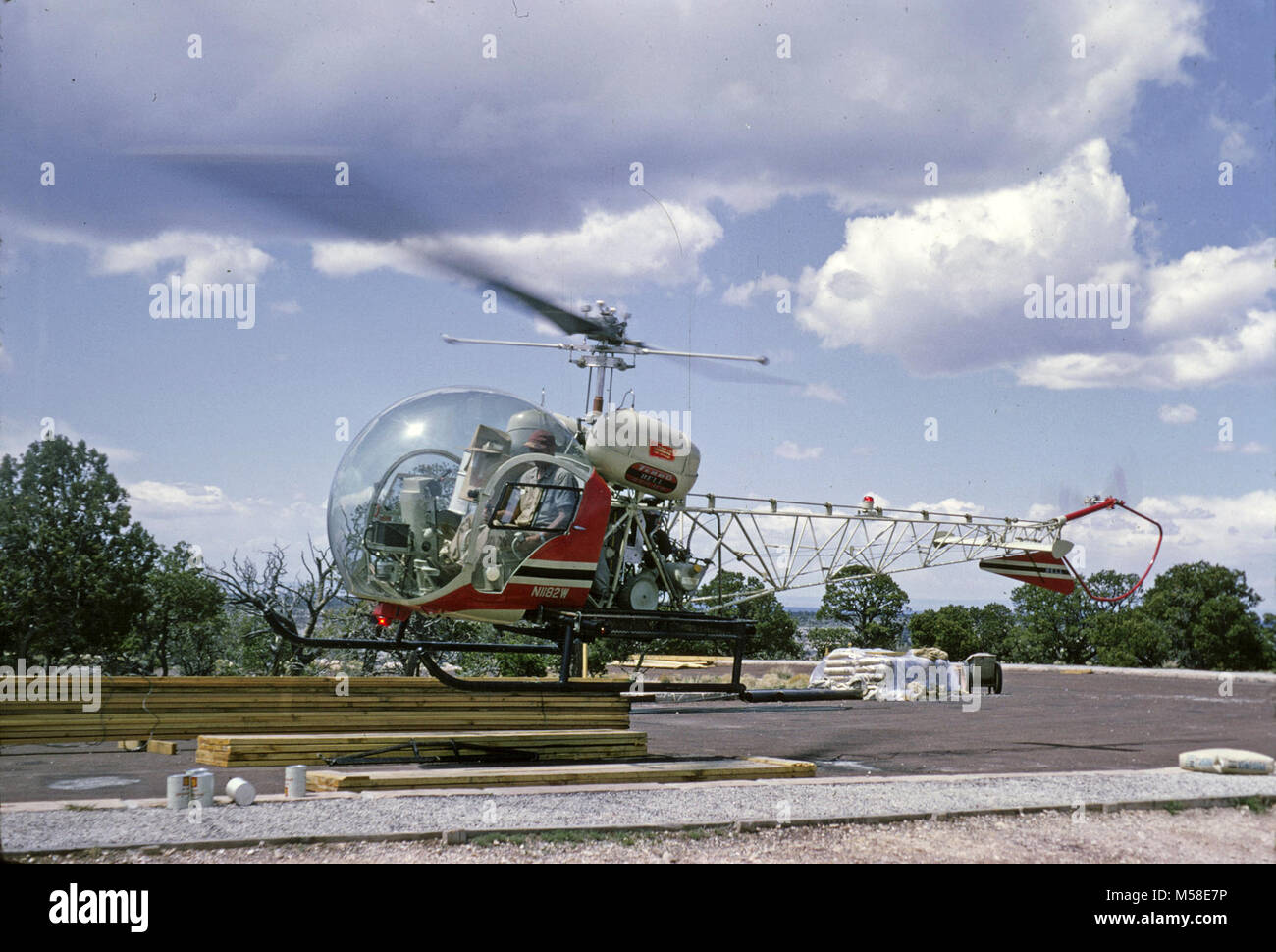 Trans canyon Pipeline (Historischen) Hubschrauber transportieren. Einer der Auftragnehmer Bell Hubschrauber am Yaki Point Staging Area. 1965. NPS Stockfoto