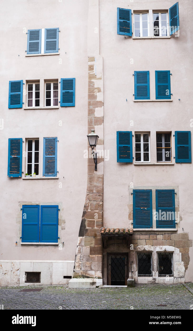 Alte leben Hausfassade mit blauen Fensterläden aus Holz. Genf, Schweiz Stockfoto