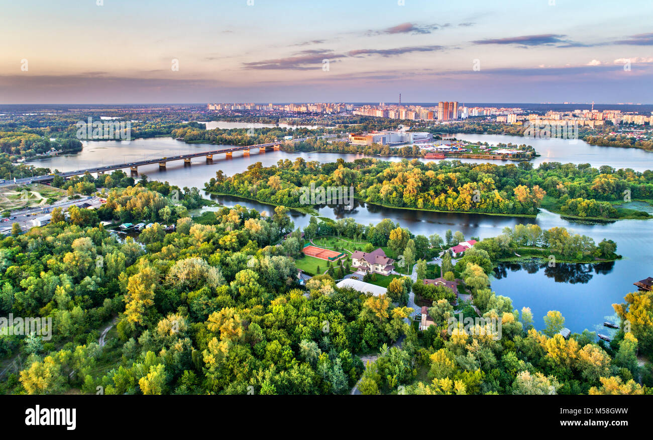 Luftaufnahme von Trukhaniv Insel auf dem Dnjepr in Kiew, Ukraine Stockfoto