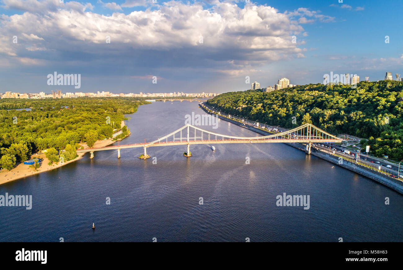 Luftaufnahme des Dnjepr mit der Fußgängerbrücke in Kiew, Ukraine Stockfoto
