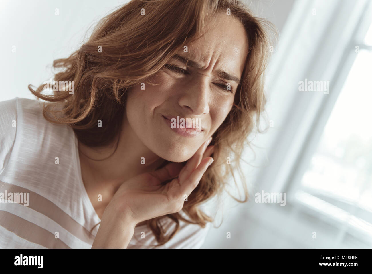 Arme Frau, die an einer schweren Zahn Schmerzen Stockfoto