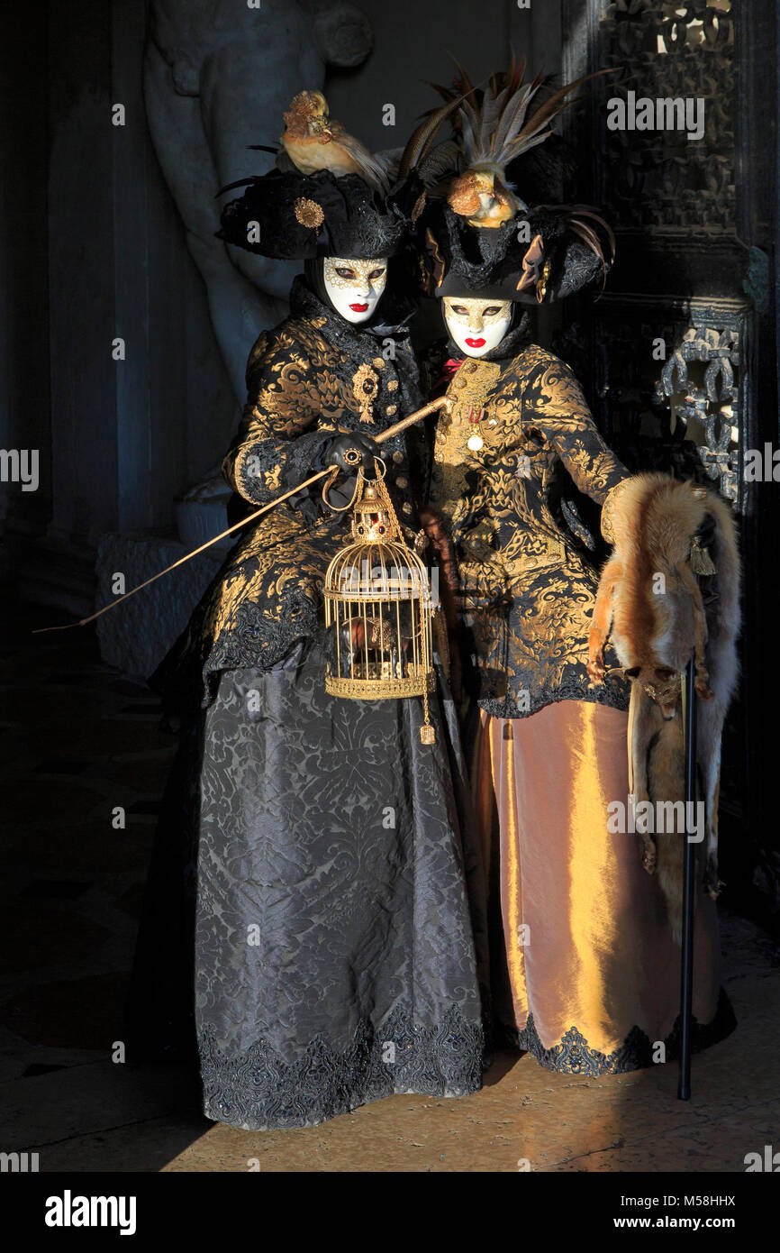 Zwei freundliche Damen in wunderschönen, traditionellen Kleider während des Karnevals von Venedig (Carnevale di Venezia) in Venedig, Italien Stockfoto