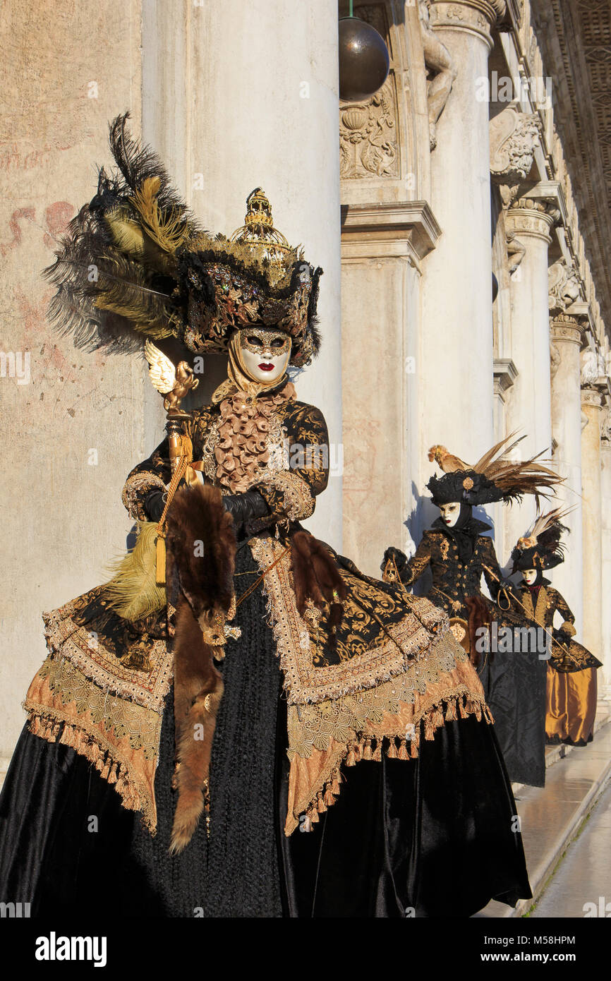 Drei freundlichen Damen in wunderschönen Trachten während des Karnevals von Venedig (Carnevale di Venezia) in Venedig, Italien Stockfoto