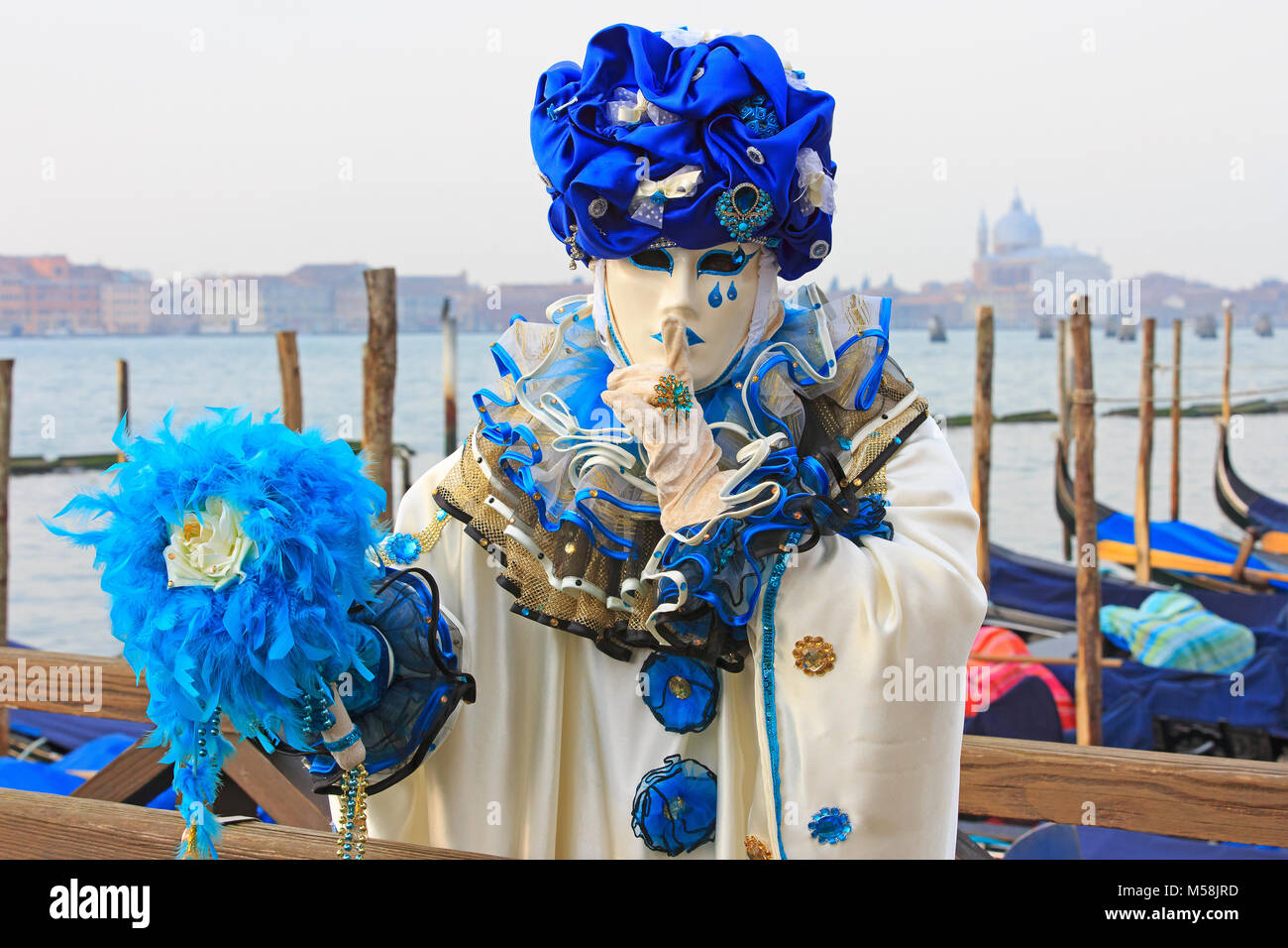 Eine maskierte Harlekin während des Karnevals von Venedig (Carnevale di Venezia) in Venedig, Italien Stockfoto