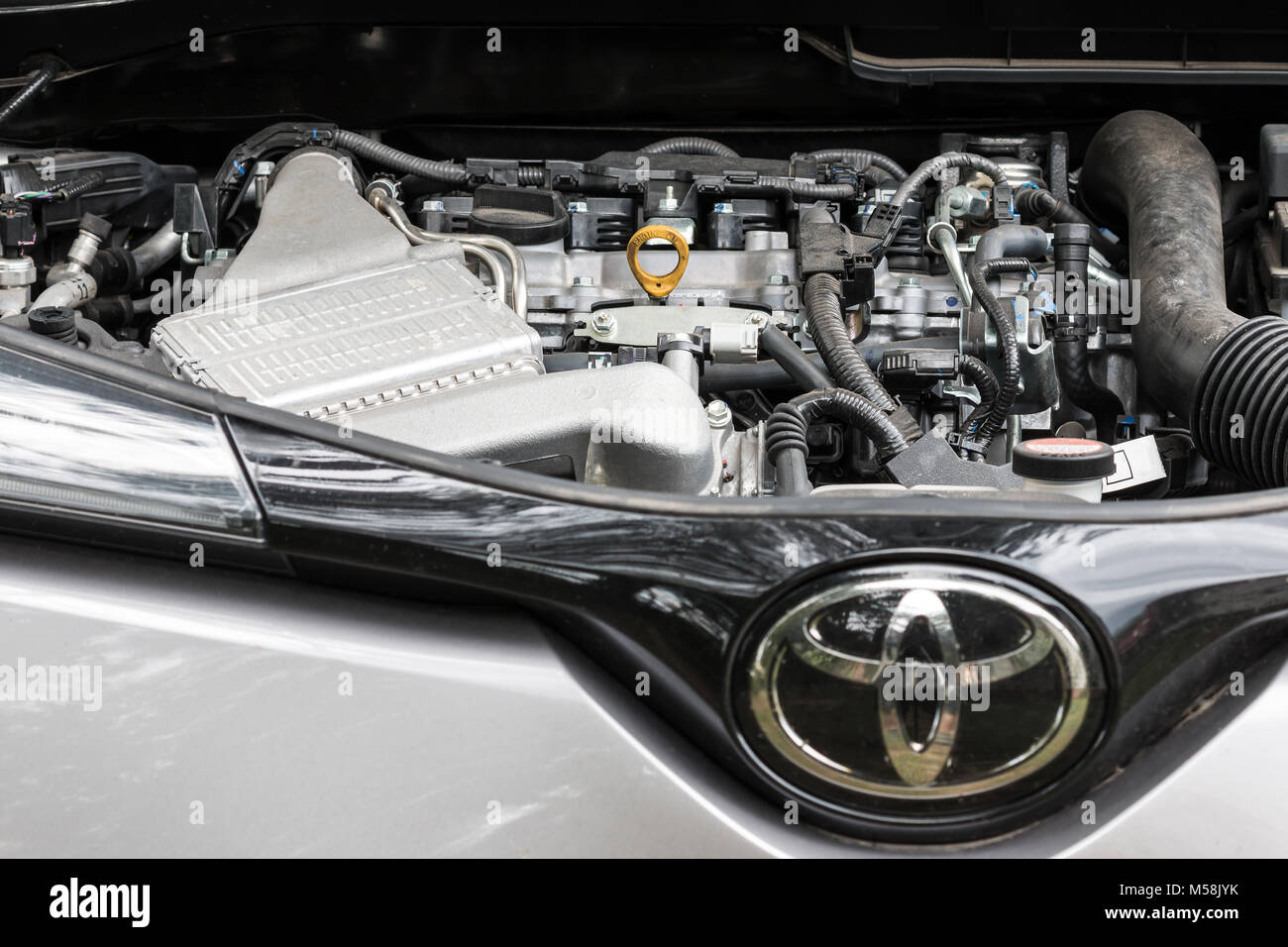 Anzeigen von Logo und ein Teil des Motors von Crossover Toyota CH-R Stockfoto