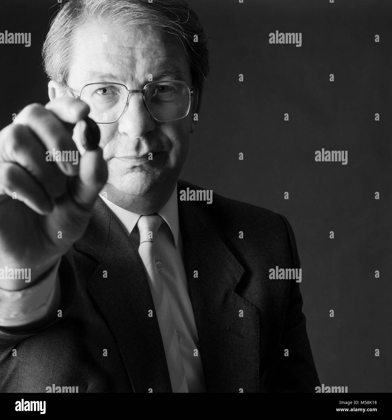 Professor Phil James, Philip James ist derzeit ein Ehrenmitglied der Londoner Schule für Hygiene und Tropenmedizin. Er ist Mitglied des Lenkungsausschusses für Welt Korpulenz/Politik und Prävention, verantwortlich für die globale Initiativen in Bezug auf Ernährung und Gesundheit mit besonderem Schwerpunkt auf der Pandemie von Fettleibigkeit. Derzeit ist er Vorsitzender des Präsidiums der Globalen Prävention Bündnis Bewältigung der globalen Epidemie der chronischen Krankheiten, die mit 5 Globale medizinische Gesellschaften, die Weltgesundheitsorganisation, WHO, Monochrome Archivierung photograp im Januar 1991 Bezug Stockfoto