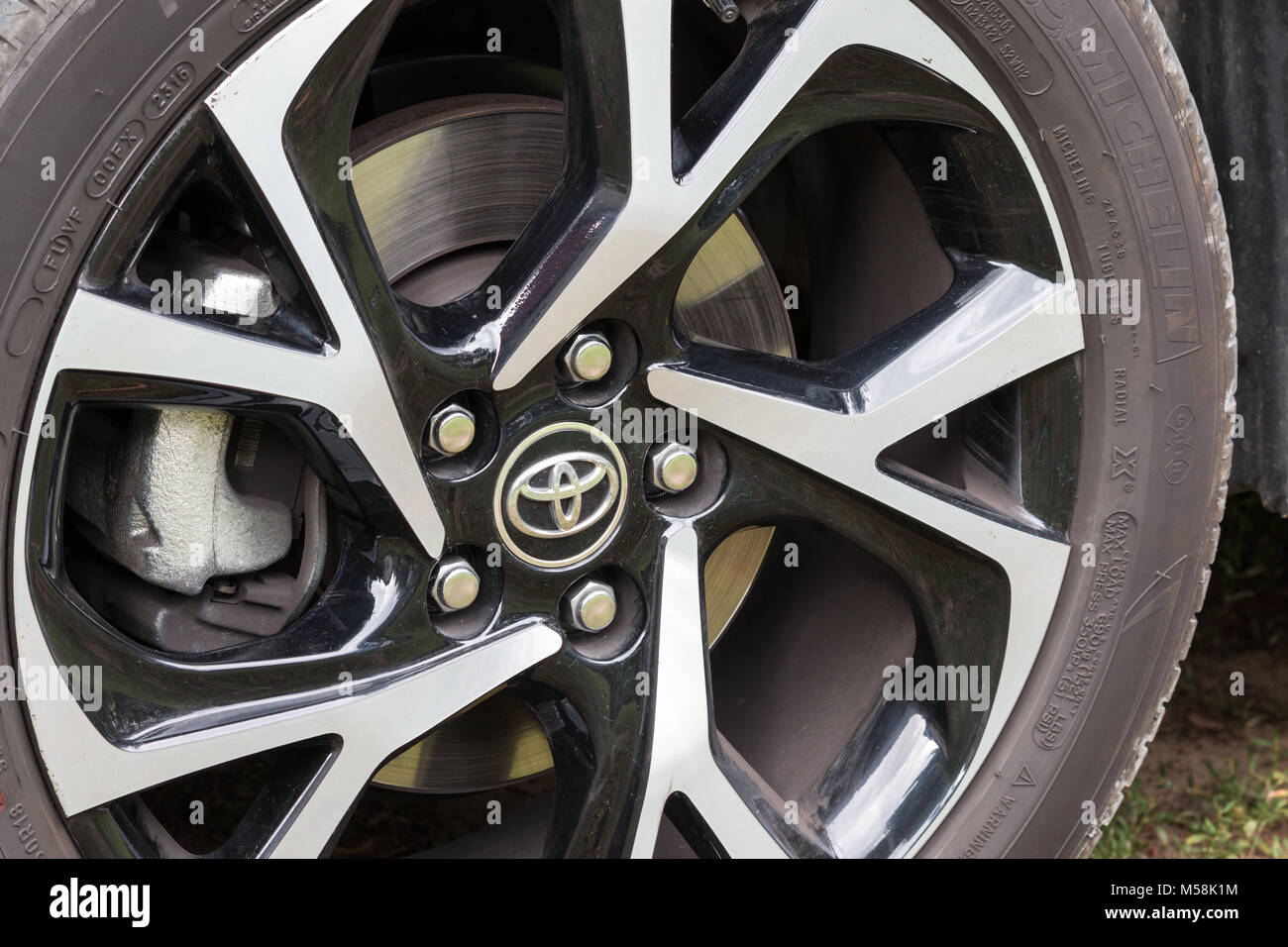 Konzept geschossen von Felgen und Reifen der modernen crossover Auto - Toyota  CH-R Stockfotografie - Alamy
