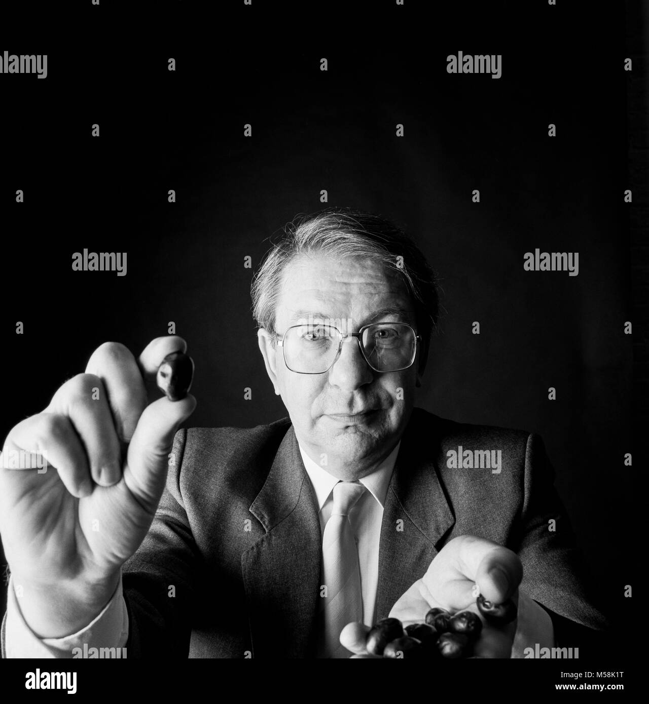 Professor Phil James, Philip James ist derzeit ein Ehrenmitglied der Londoner Schule für Hygiene und Tropenmedizin. Er ist Mitglied des Lenkungsausschusses für Welt Korpulenz/Politik und Prävention, verantwortlich für die globale Initiativen in Bezug auf Ernährung und Gesundheit mit besonderem Schwerpunkt auf der Pandemie von Fettleibigkeit. Derzeit ist er Vorsitzender des Präsidiums der Globalen Prävention Bündnis Bewältigung der globalen Epidemie der chronischen Krankheiten, die mit 5 Globale medizinische Gesellschaften, die Weltgesundheitsorganisation, WHO, Monochrome Archivierung photograp im Januar 1991 Bezug Stockfoto