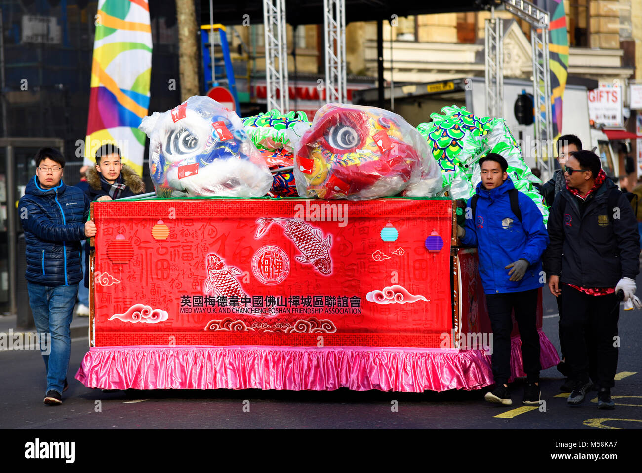 Chinese New Year Parade London 2018. Chinesischer Tanz Löwe kostüm Köpfe in Vorbereitung. Stockfoto