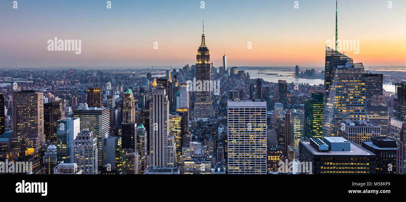 New Yorker Skyline mit städtischen Hochhäusern in der Abenddämmerung, USA. Stockfoto