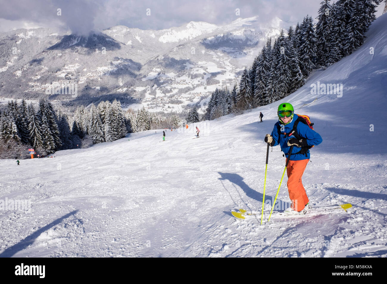 Männliche Skifahrer in Französische Alpen im Winter Schnee Skifahren auf der roten Route Skipiste Grand Cret zu Vercland, Samoens, Haute Savoie, Rhône-Alpes, Frankreich, Europa Stockfoto