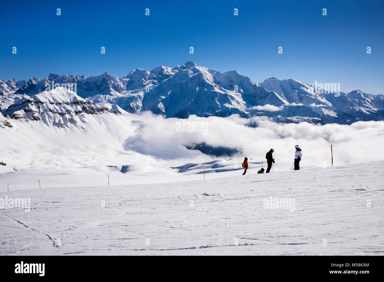 Skifahrer auf Grand Massif Skipiste mit Mont Blanc im Hintergrund in die Französischen Alpen. Tetes des Lindars Flaine Haute Savoie Rhône-Alpes Frankreich Stockfoto