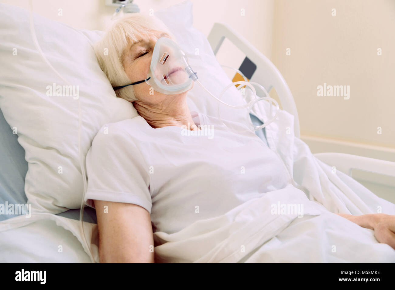 Altere Frau Mit Sauerstoffmaske Im Krankenhaus Bett Liegen Stockfotografie Alamy