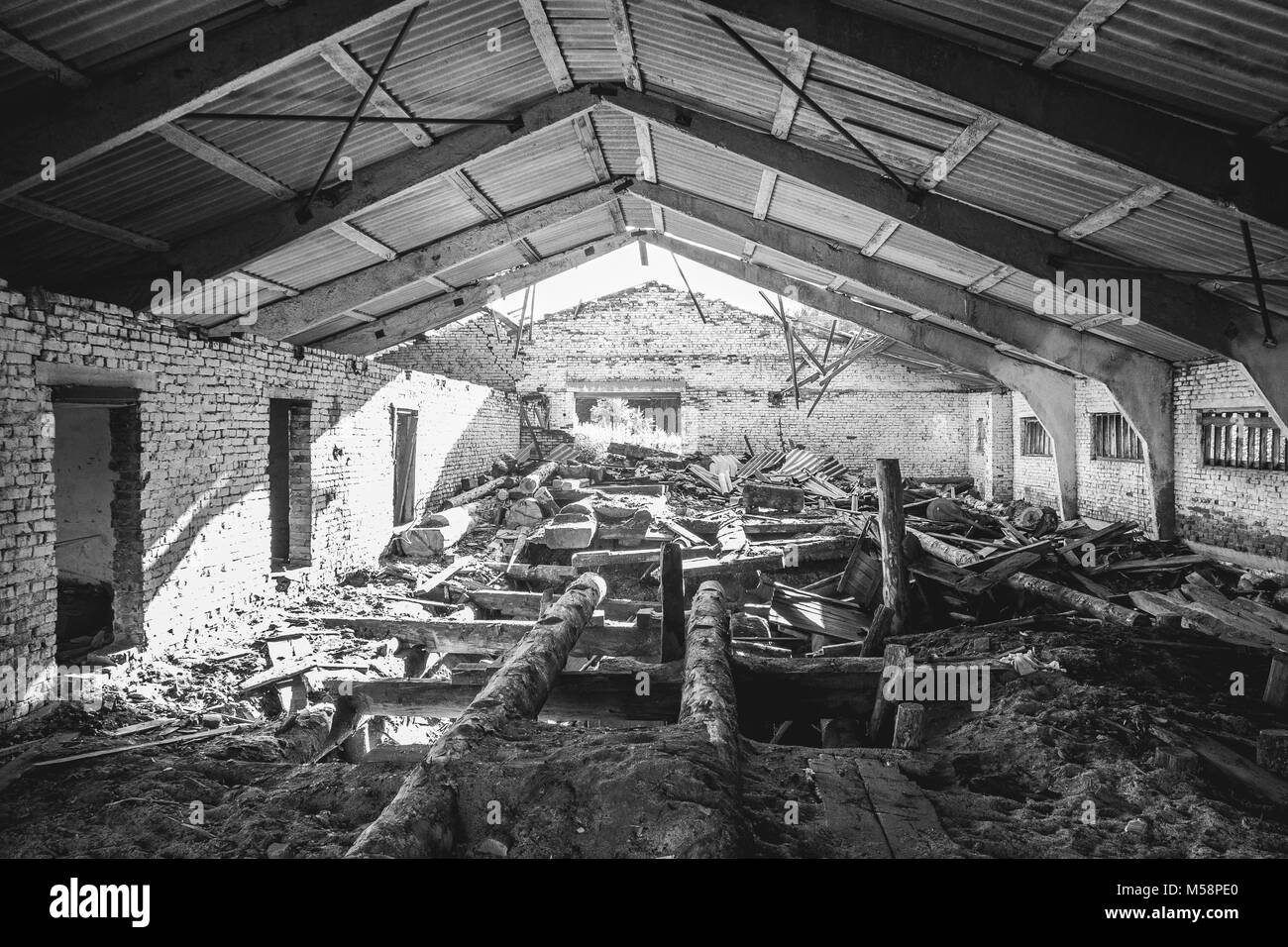 Schwarz und Weiß - alten, verlassenen Sägewerk am Sommer sonnigen Tag Stockfoto