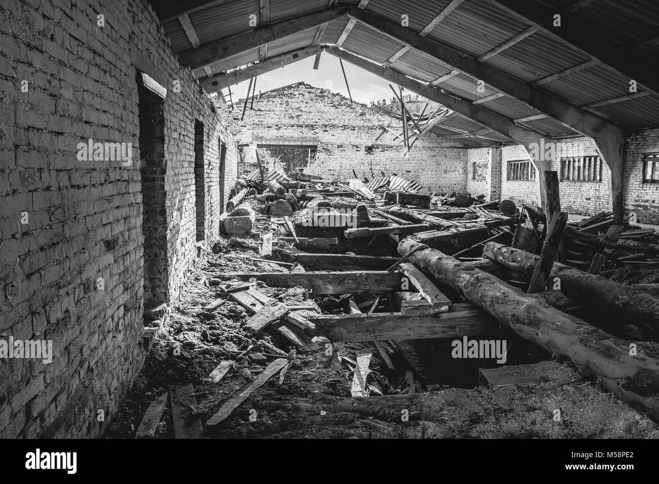 Schwarz und Weiß - verlassenen Sägewerk, der Schmutz, Staub der alten Karte Stockfoto