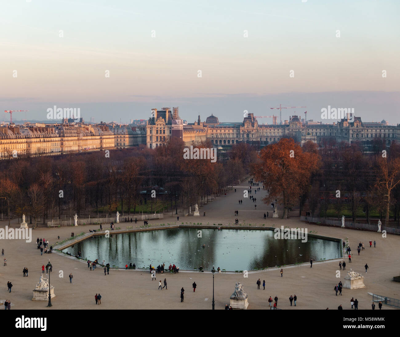 PARIS, Frankreich, ca. Dezember 2016: Luftaufnahme vom Riesenrad auf den Jardin des Tuileries und dem Louvre. Stockfoto