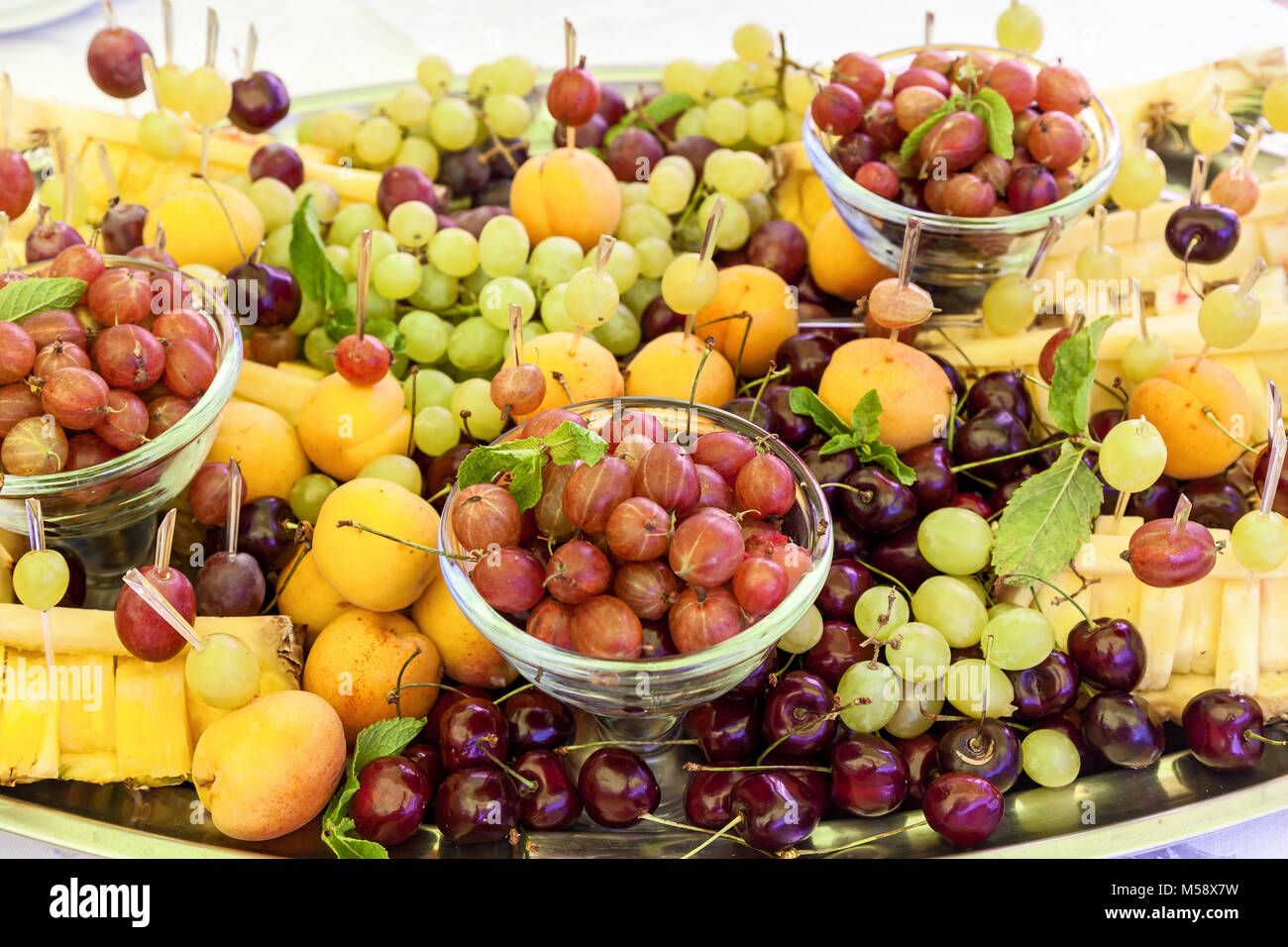 Obst auf einer großen Platte Stockfoto