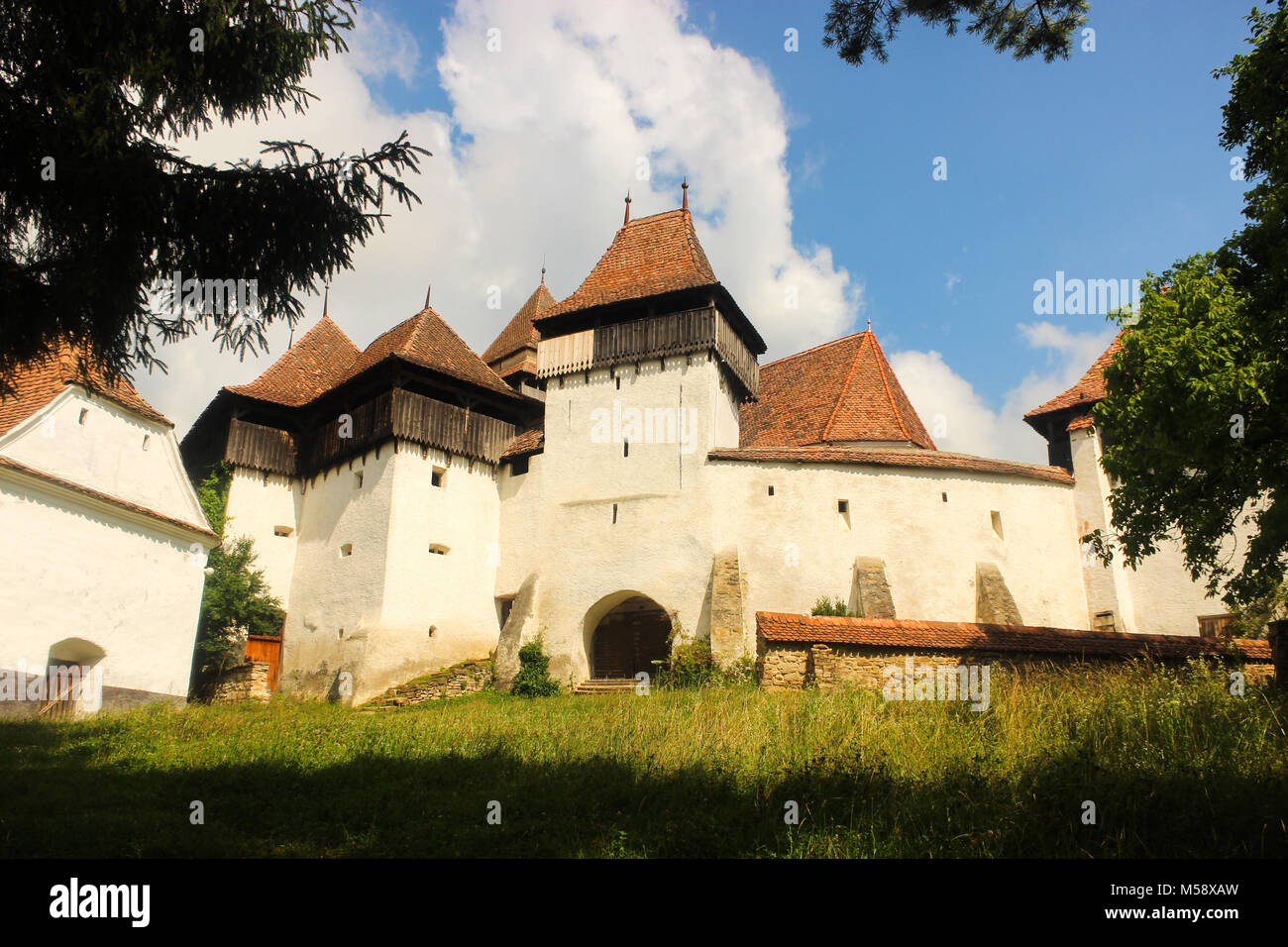 Die beeindruckenden Wehrkirche aus dem sächsischen Dorf Viscri im südlichen Siebenbürgen, Rumänien. Stockfoto