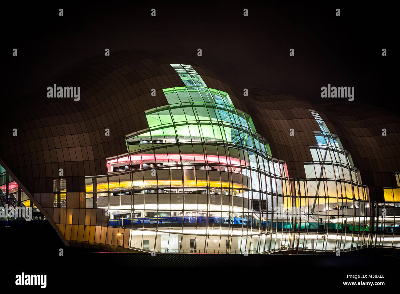 Der Salbei Gebäude auf dem Newcastle upon Tyne Kai in der Nacht. Stockfoto