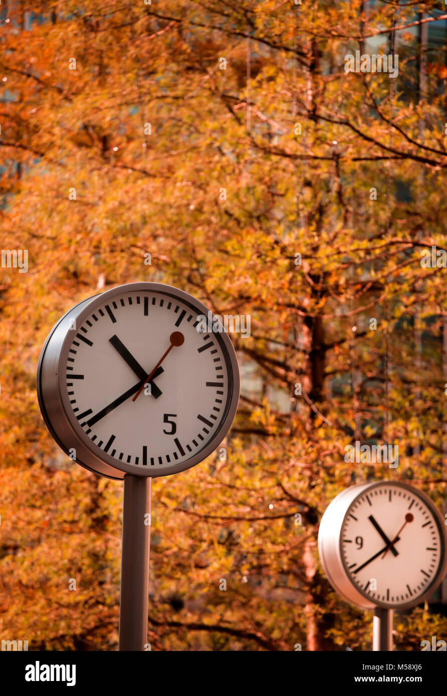 Uhren im Herbst in Canary Wharf Stockfoto