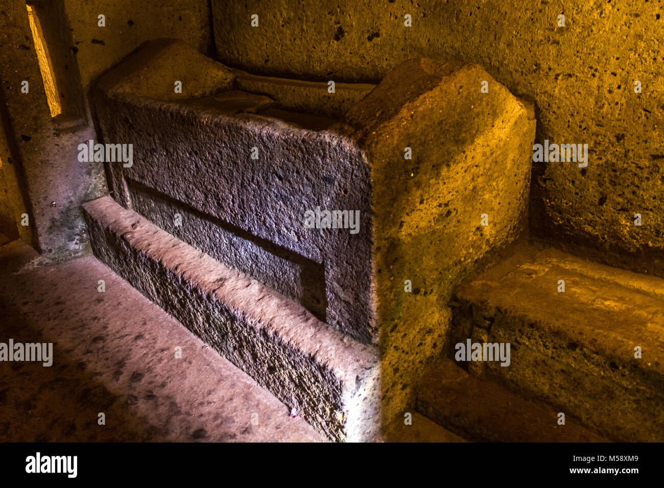 Ein Bett, wo tote Menschen wurden in fiktiven Häuser in einem alten Pre zum Ausruhen - römische Nekropole von etruskischen Menschen in Zentral Italien gebaut Stockfoto