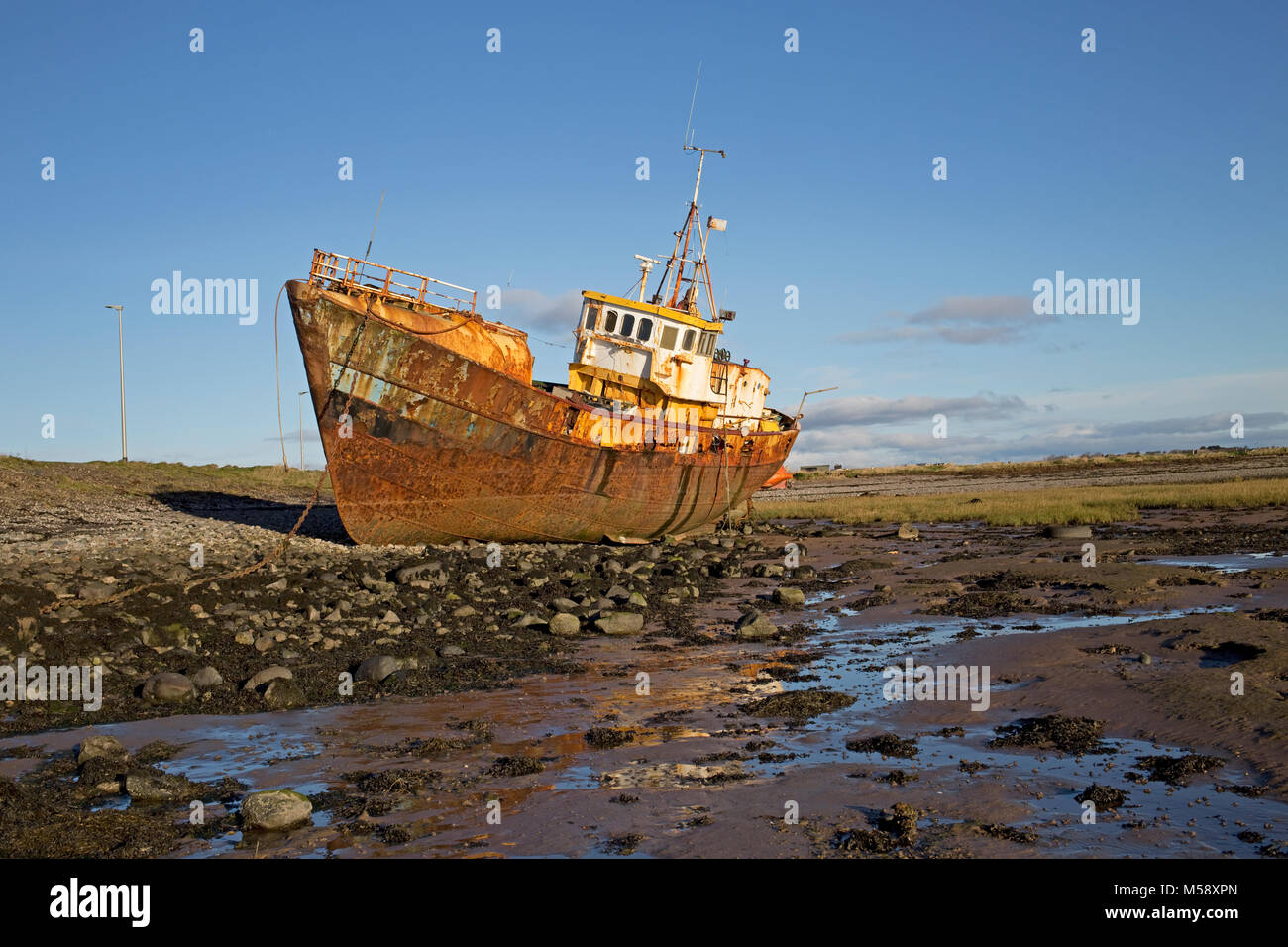 Rusty belgischen Trawler Vita Nova aufgegeben am Strand, Roa Island, Cumbria, England Großbritannien Stockfoto