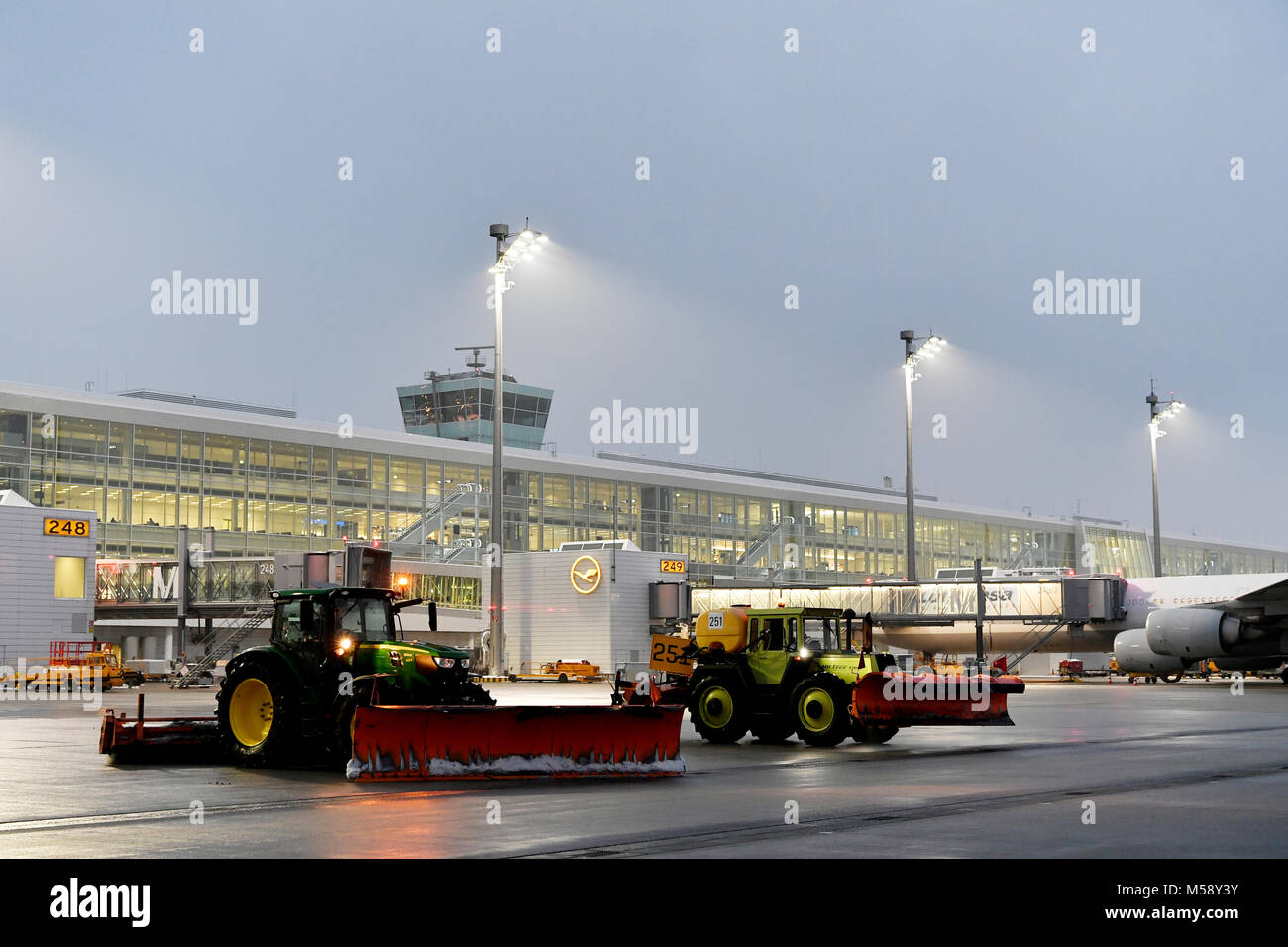 Winter, Schnee, Eis, Lkw, Traktor, Schneepflug, Kälte, Nacht, blau, München, Flughafen, Terminal, Tower, Satellit, Terminal 2, Muc, Bayern, Deutschland Stockfoto