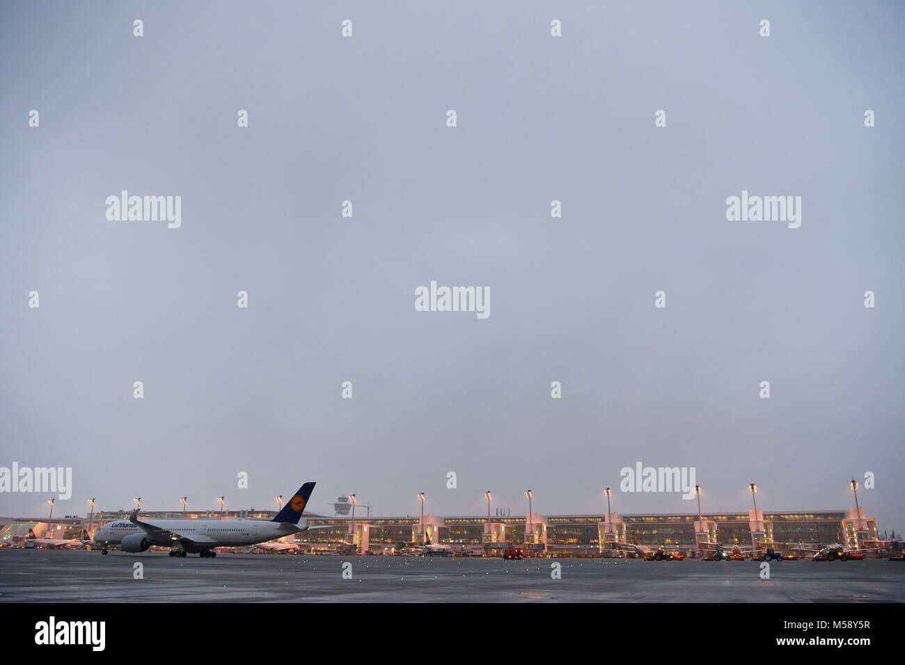 Winter, Schnee, Eis, Lkw, Traktor, Schneepflug, Kälte, Nacht, blau, München, Flughafen, Terminal, Tower, Satellit, Terminal 2, Muc, Bayern, Deutschland Stockfoto