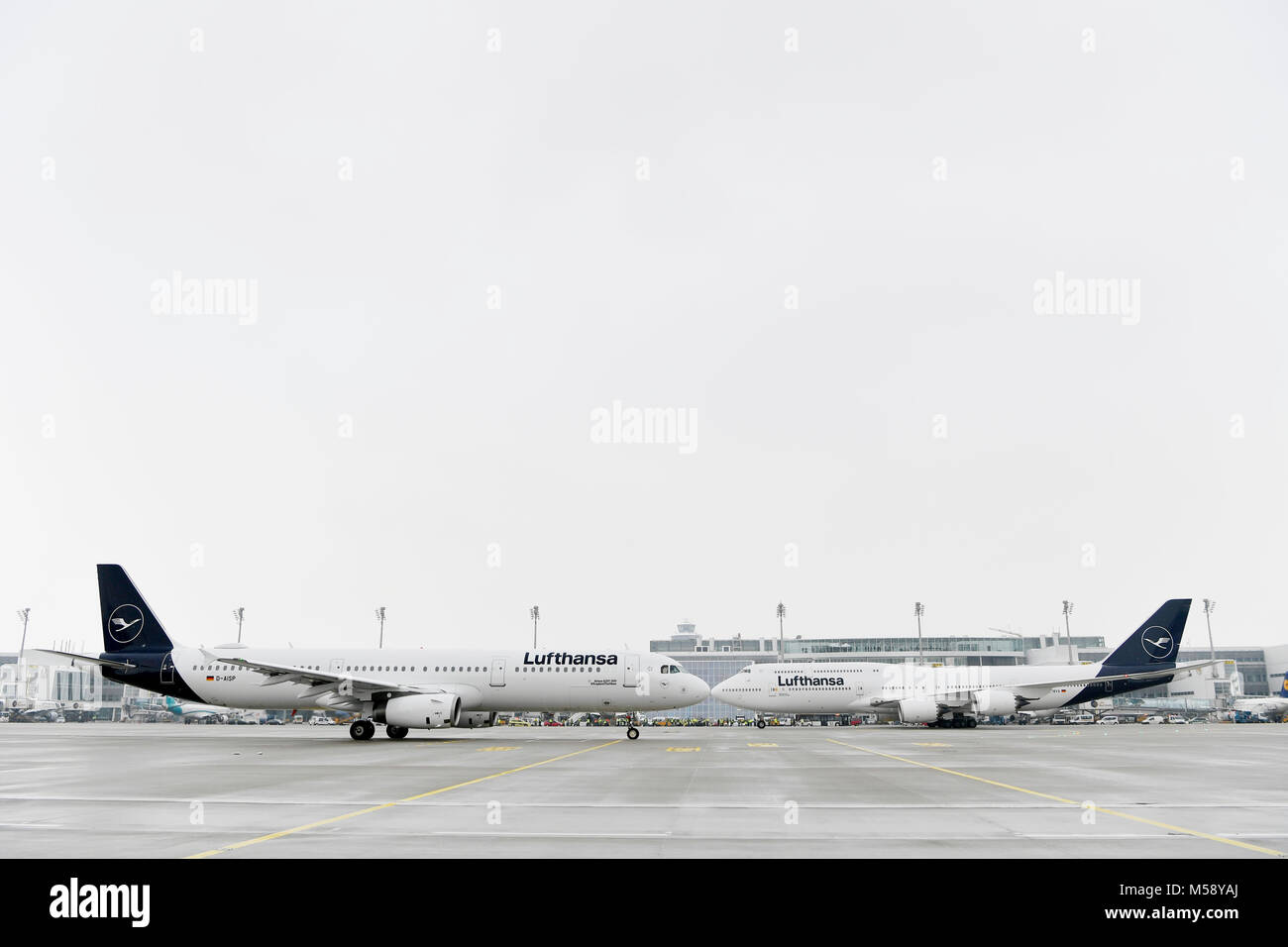 Lufthansa neue Lackierung, Neues Branding, Boeing B 747-800, Airbus, A321, Kiss, Nase an Nase, Winter, Schnee, Terminal 1, Terminal 2, Turm, Flughafen München, Stockfoto