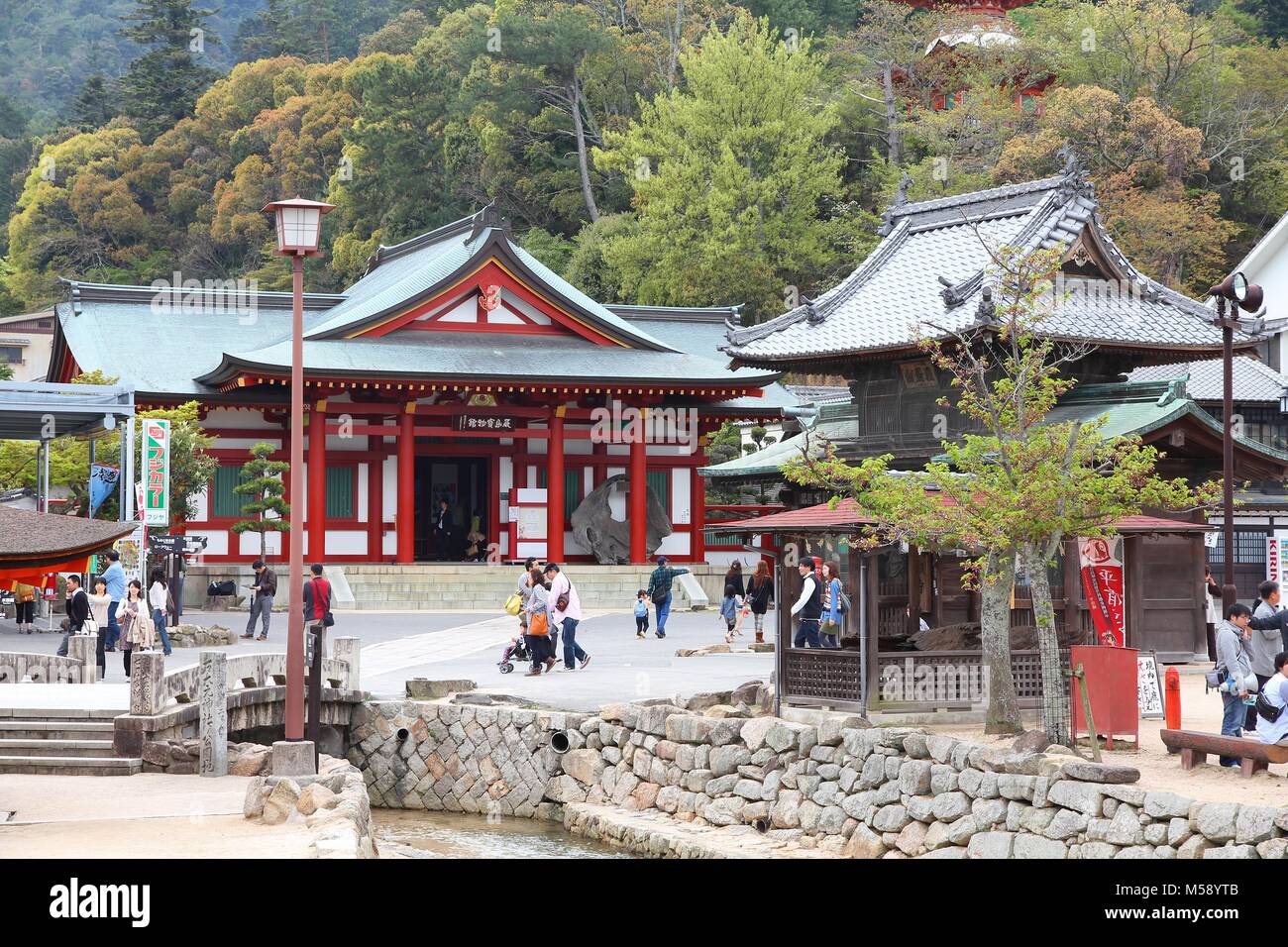 MIYAJIMA, Japan - 21 April, 2012: die Menschen besuchen den Itsukushima Schrein in Miyajima. Berühmte Insel Schrein ist ein UNESCO-Weltkulturerbe und eine große Touris Stockfoto