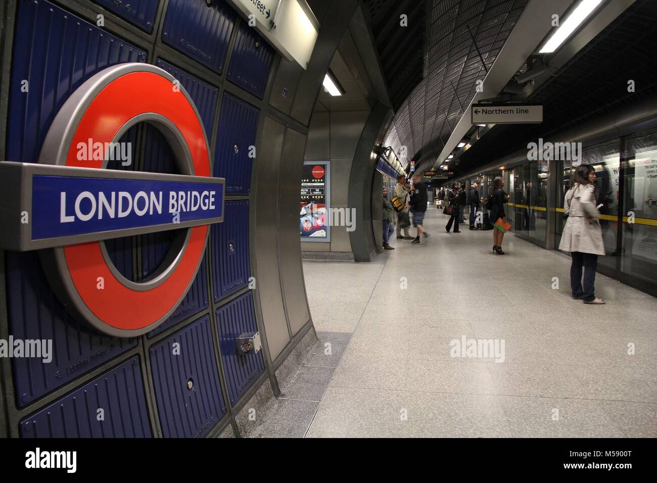 LONDON - 13. Mai: Reisende im London Bridge U-Bahnstation warten am 13. Mai 2012 in London. Die Londoner U-Bahn ist der 11 Verkehrsreichsten U-System Stockfoto