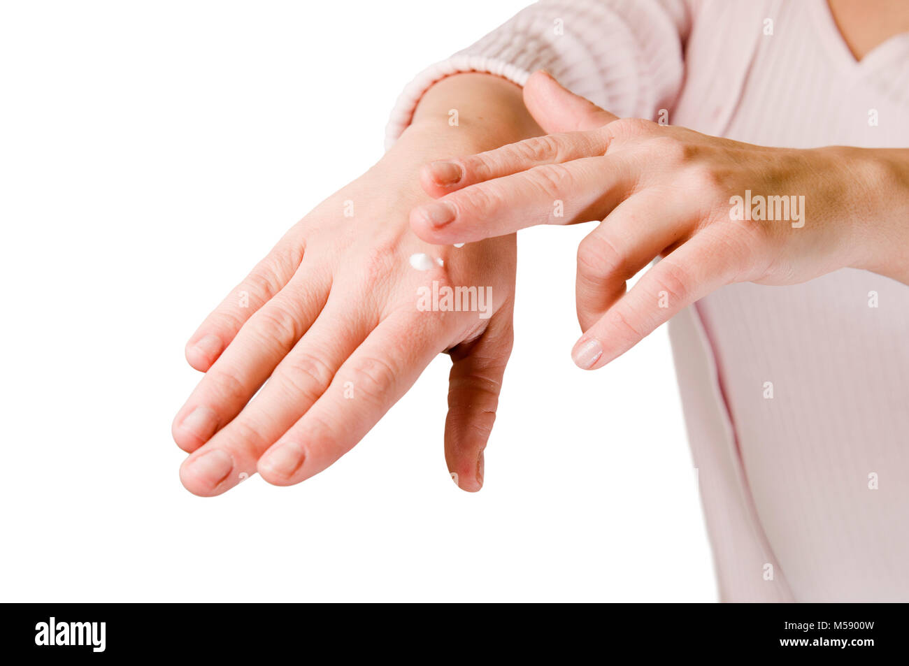 Seite Close-up eincremender Hände gegen den weißen Hintergrund. Stockfoto