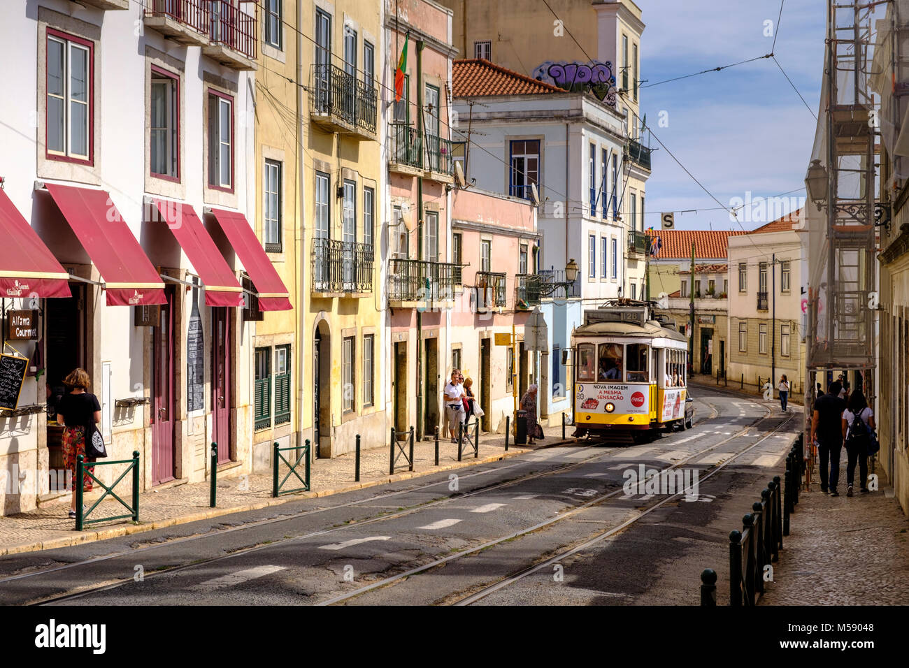 Straßen der Alfama Viertel mit Straßenbahnwagen, Lissabon, Portugal Stockfoto
