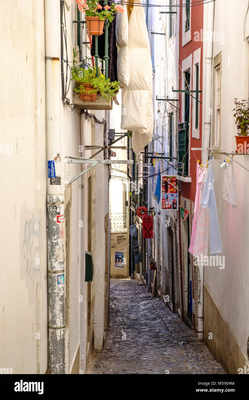 Bunte narrowBackstreets von Alfama Viertel, Lissabon, Portugal Stockfoto