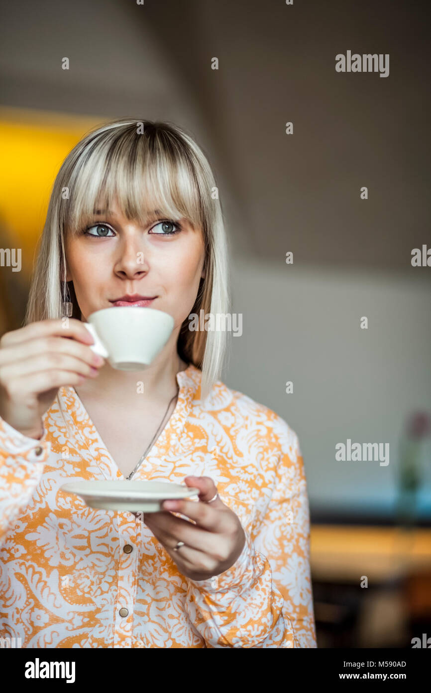 Schöne junge geschäftsfrau trinken Kaffee im Cafe Stockfoto
