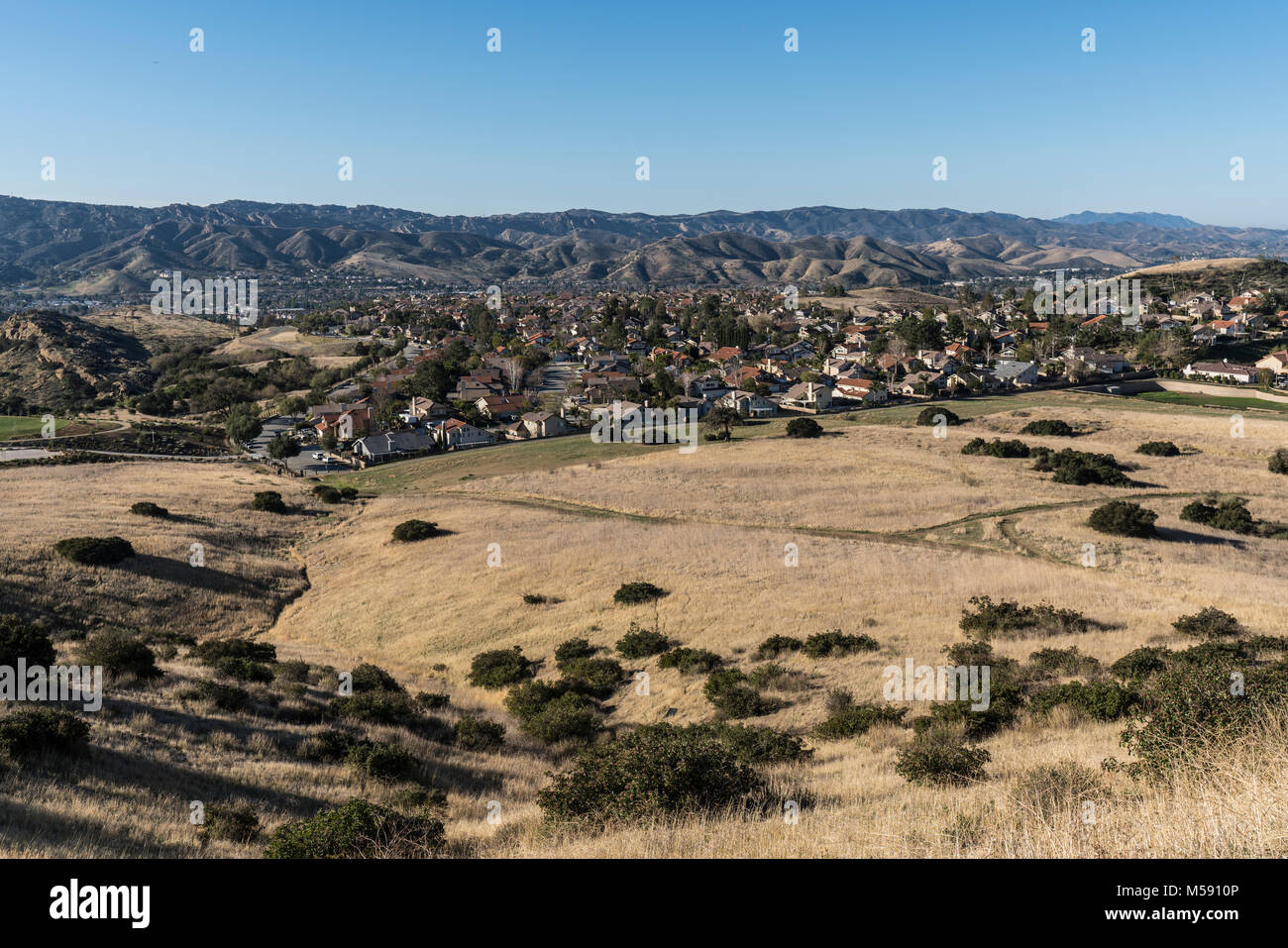 Morgen Blick auf s-Felder und Gehäuseflächen in Simi Valley in der Nähe von Los Angeles im Ventura County in Kalifornien. Stockfoto