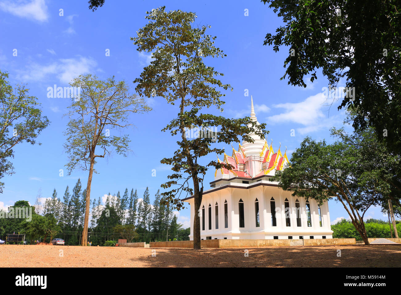 Schöne weiße Tempel unter dem blauen Himmel in Thailand Stockfoto