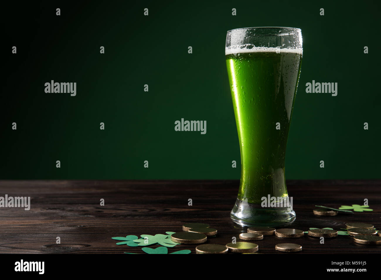 Glas grün Bier mit Shamrock und goldenen Münzen auf den Tisch, st patricks  day Konzept Stockfotografie - Alamy