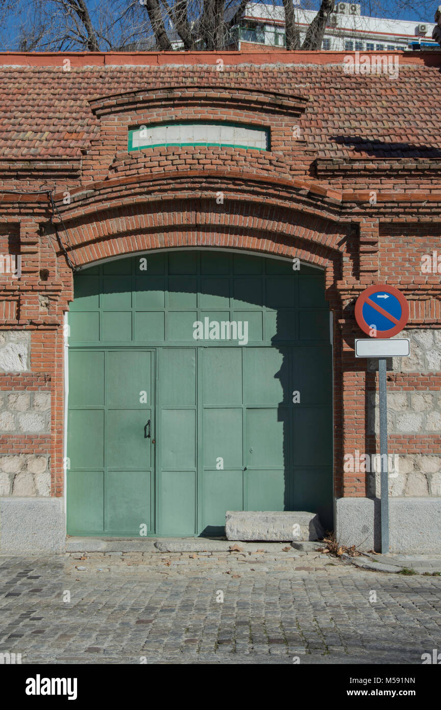 Eiserne Tür in grüner Farbe auf die Fassade eines Gebäudes aus dem 19. Jahrhundert in Madrid. Spanien. Stockfoto