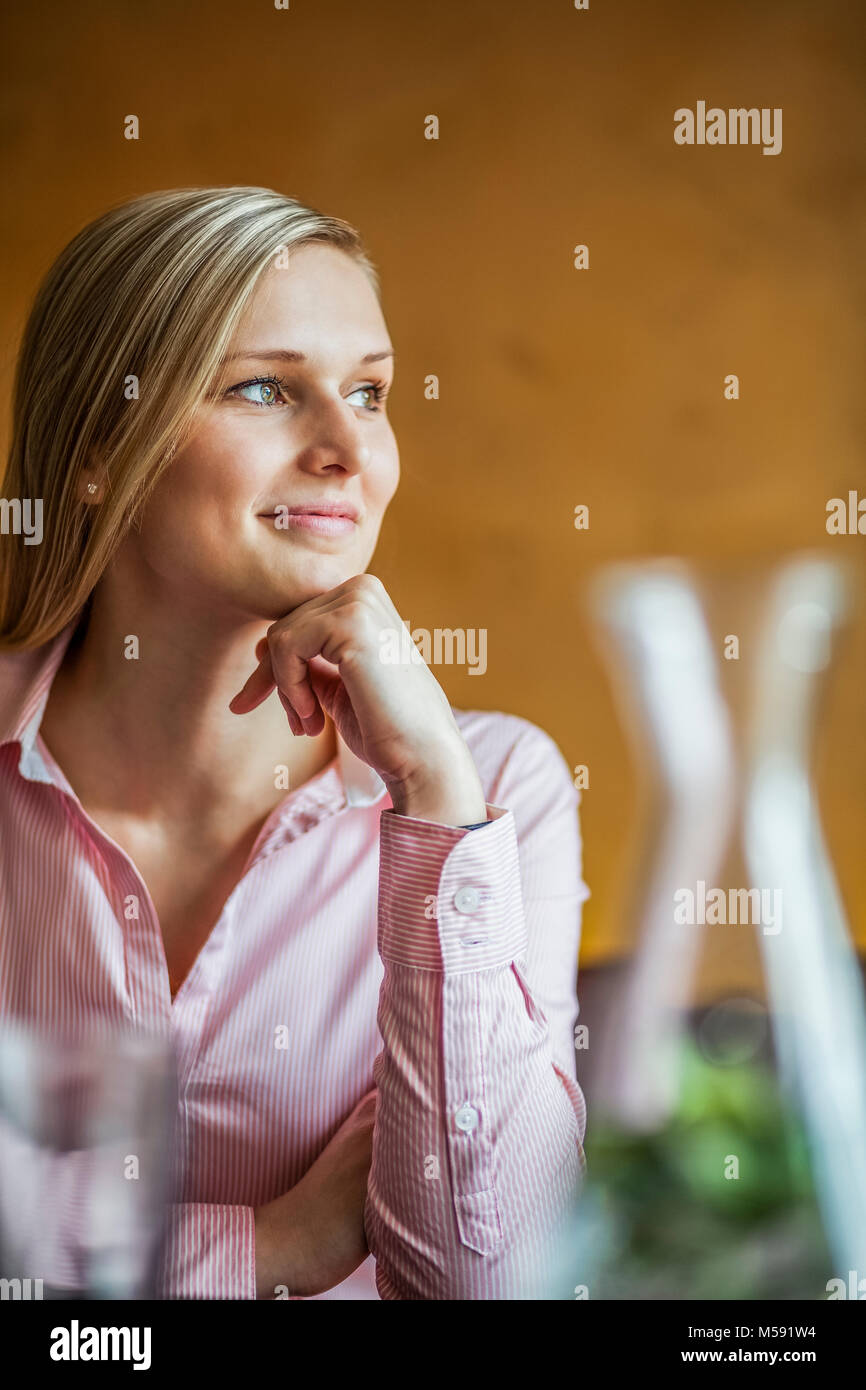 Nachdenkliche junge geschäftsfrau im Coffee Shop Stockfoto