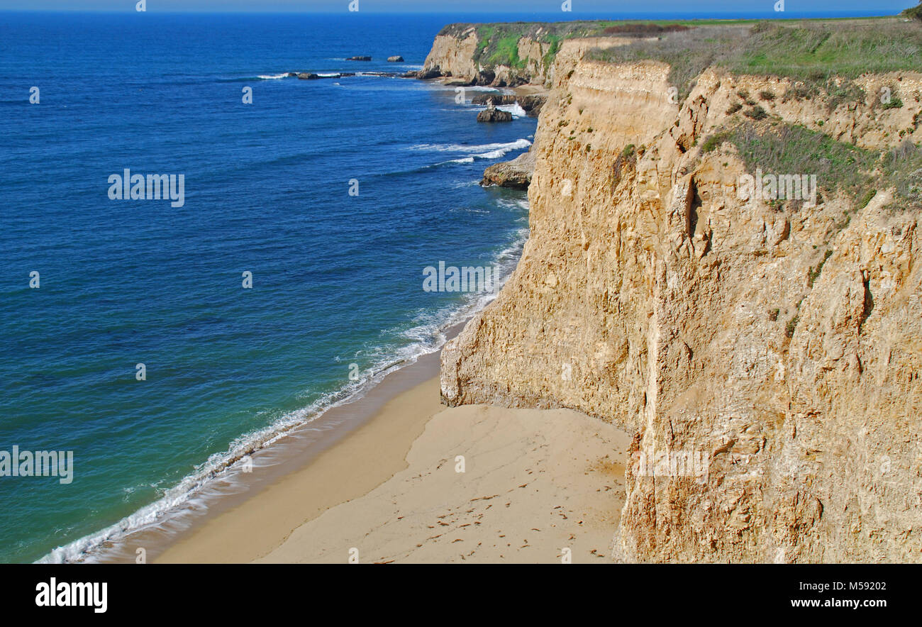 Klippen entlang der Küste nördlich von Santa Cruz, Kalifornien Stockfoto