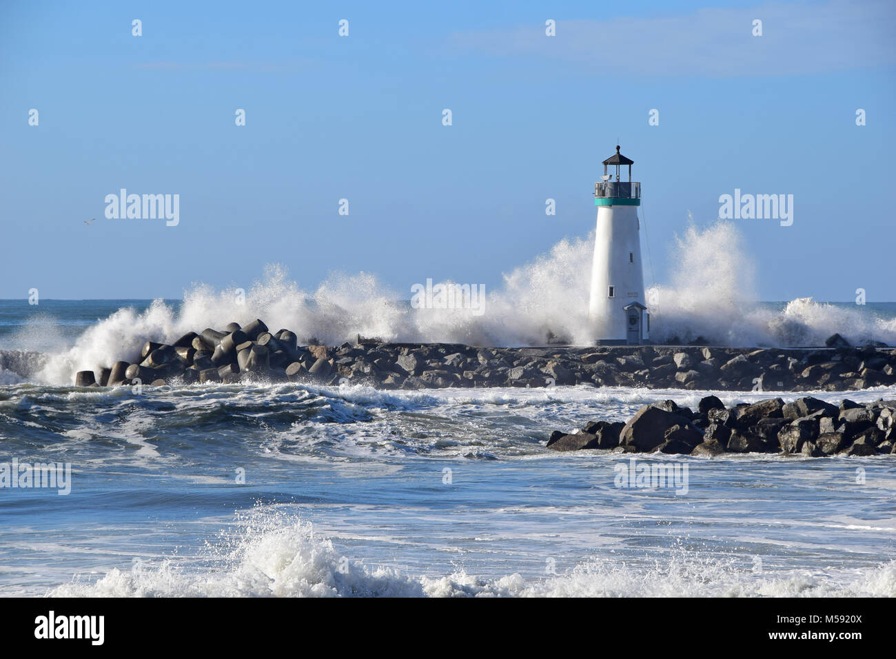 Wellen in Santa Cruz Hafen an der Küste von Kalifornien Stockfoto