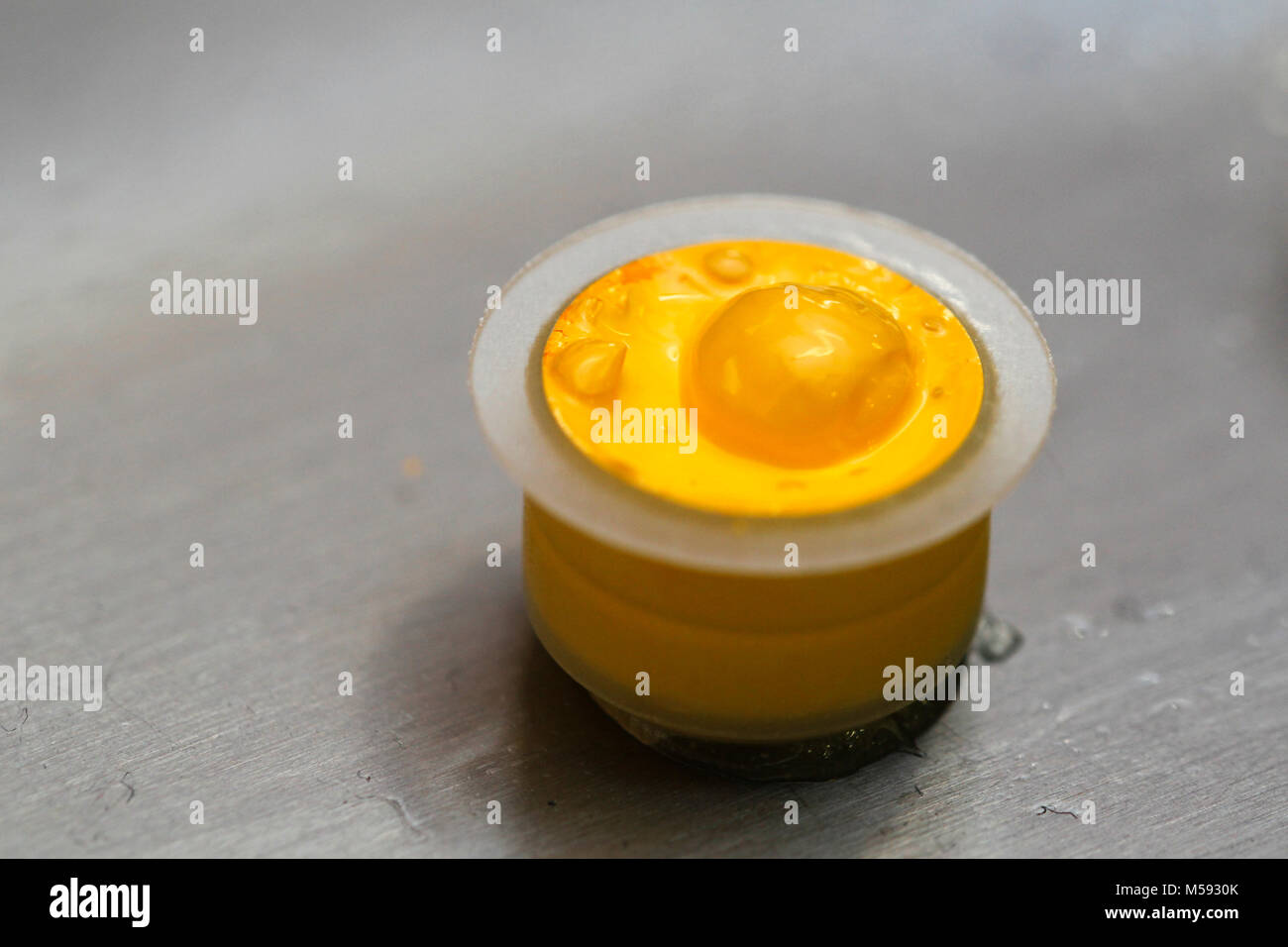 Farbe gelb für Tätowieren verwendet Stockfoto