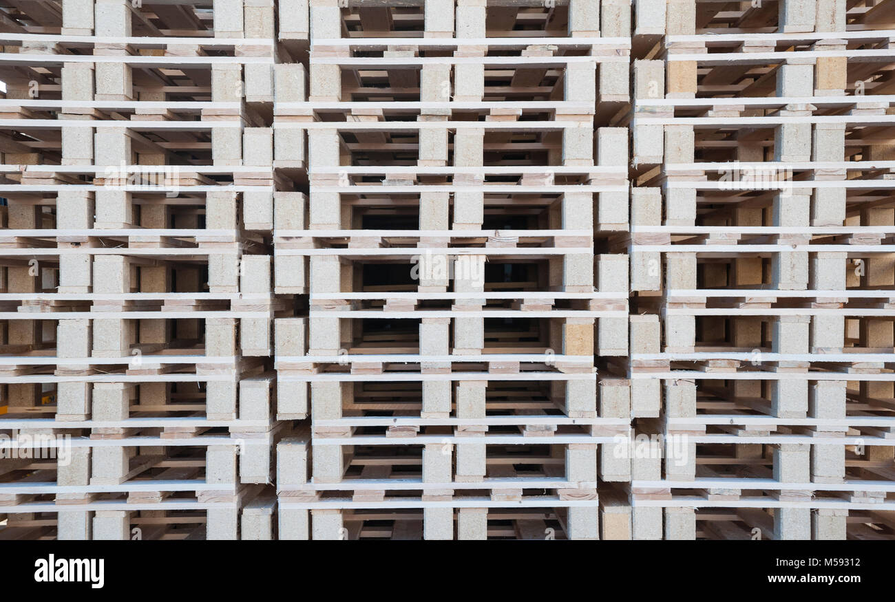 Eine Wand aus Holz Paletten gestapelt übereinander Stockfoto