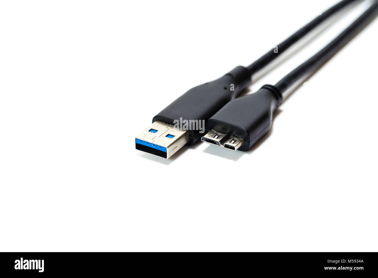 USB-Kabel isoliert auf weißem Hintergrund Stockfoto