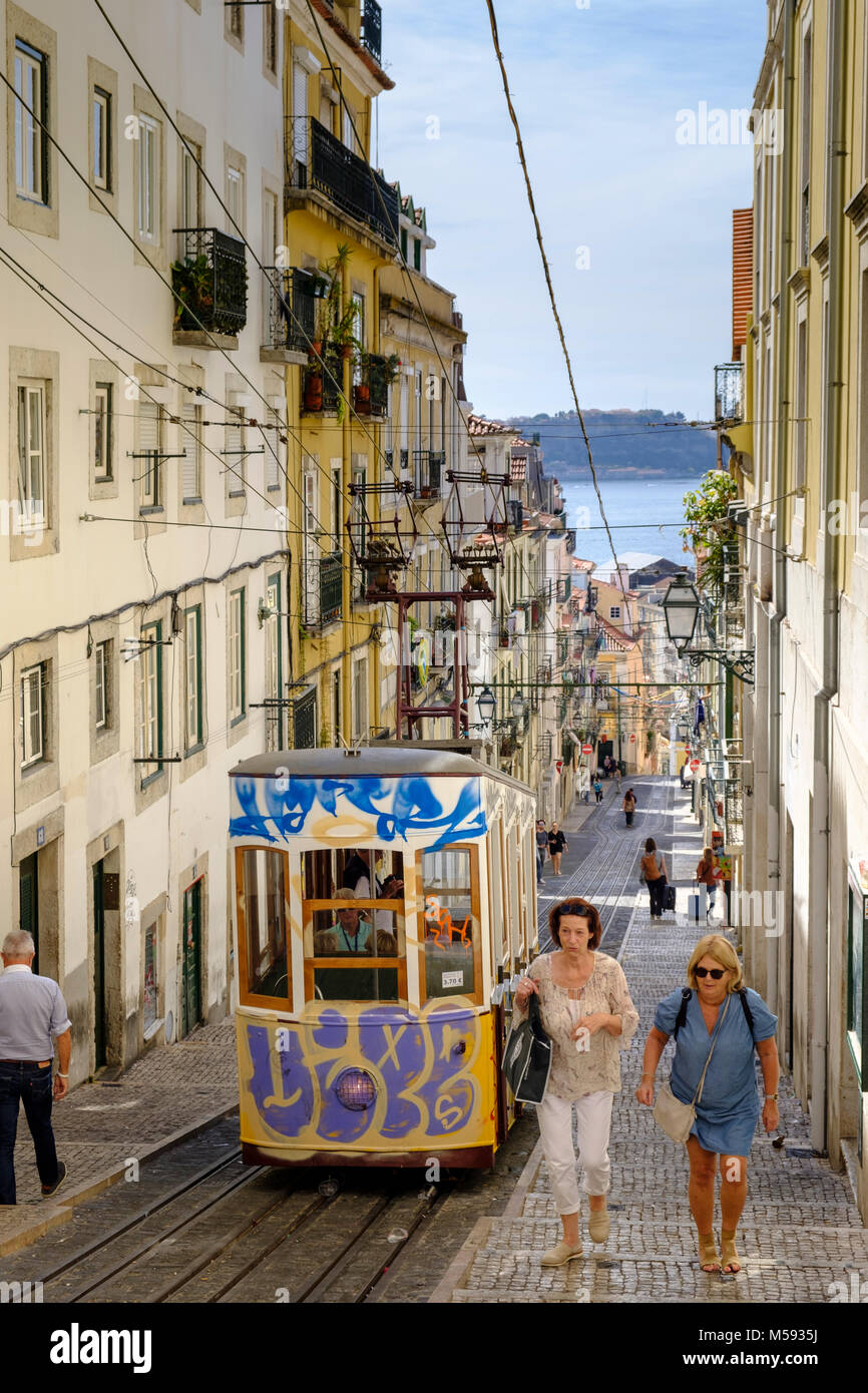 Barrio Alto Nachbarschaft, mit Hügeln und Straßenbahn Lissabon, Portugal Stockfoto