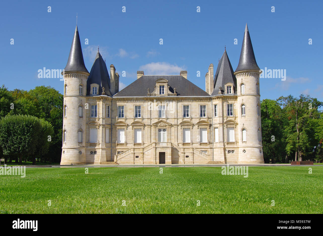Chateau pichon Longeville, Vorderansicht. Großer Wein Schloss im Medoc