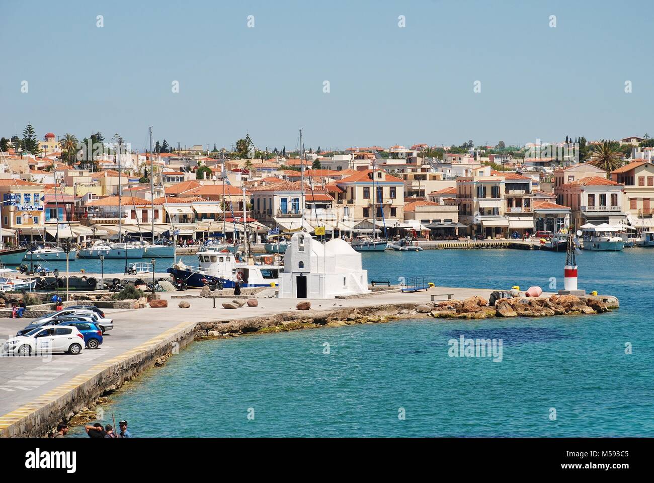 Der Hafen von Aegina Stadt auf der griechischen Insel Ägina. Weniger als eine Stunde von Piräus entfernt, ist die Insel ein beliebtes Ziel für die Athener. Stockfoto