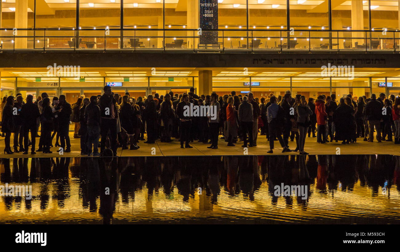 Abends sammeln Menschenmenge vor der Show außerhalb des Konzertsaales Gebäude Stockfoto